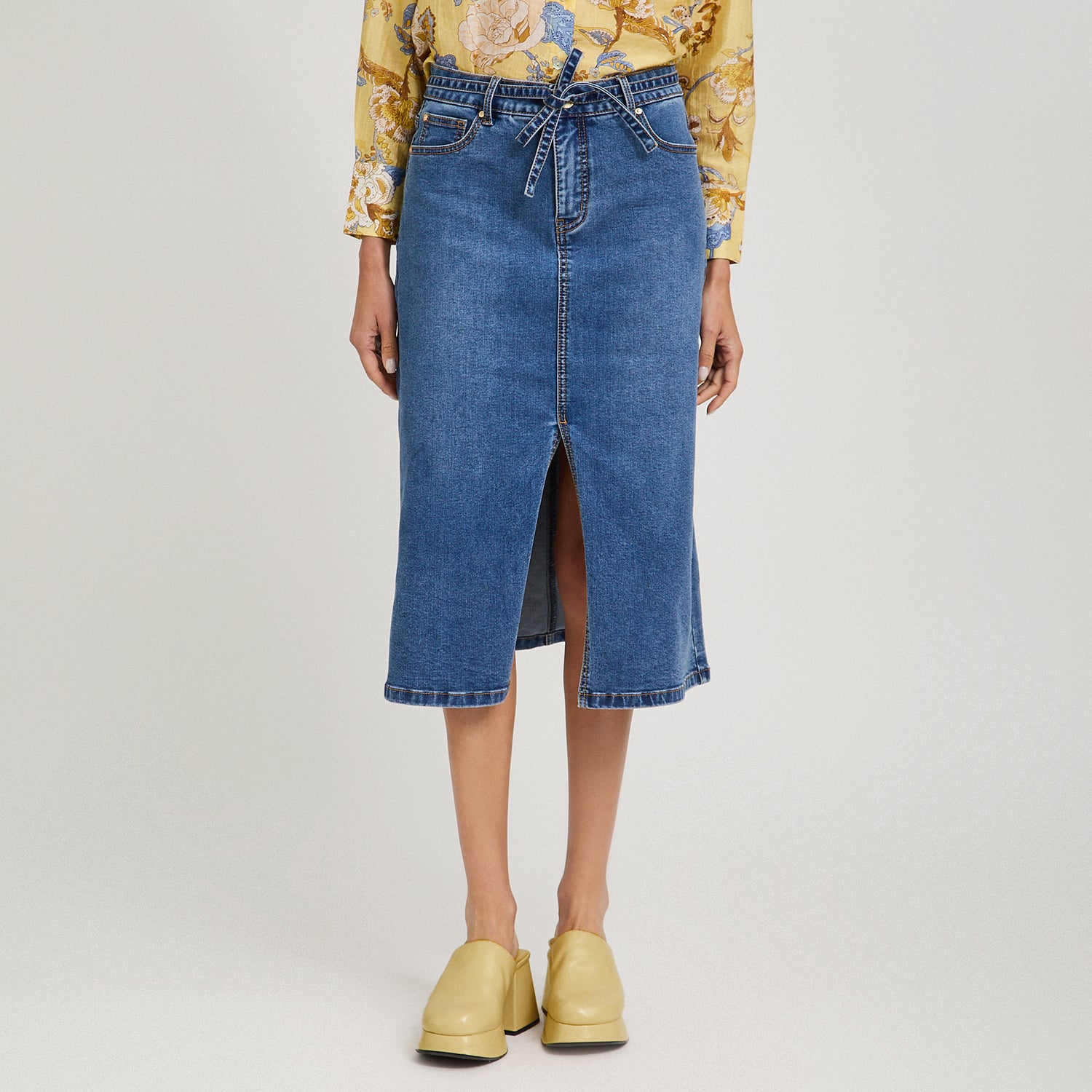 Falda de Denim con Cinturón y Corte Frontal Azul